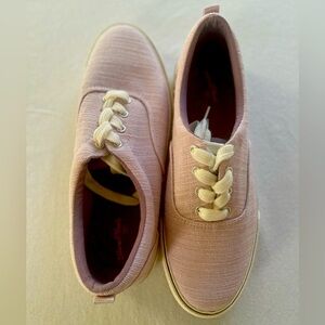 Brand: Universal Thread Size:8 Color: Lilac Women’s tennis shoes